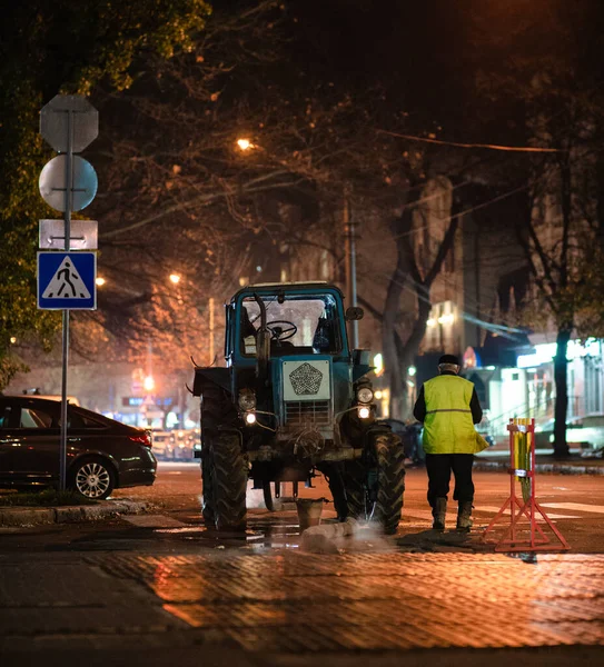 トラクターと労働者 道路修理のプロセス ウクライナ ミコラーイフ — ストック写真