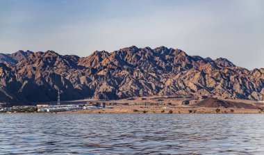 Denizden Sina Dağları 'nın çarpıcı manzarası. Mavi Delik, Mısır
