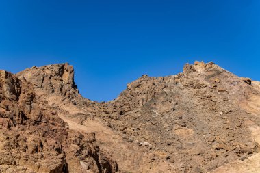  Dahab, Mısır yakınlarındaki deniz rüzgarları tarafından aşınan dağlar.