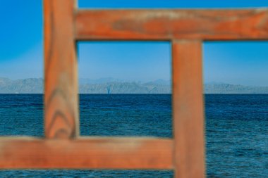  Akabe Körfezi ve Suudi Arabistan dağlarının manzarası. Dahab, Mısır