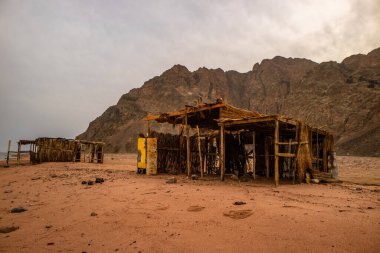 Dahab yakınlarında, Mısır dağlarında terk edilmiş bir bina.