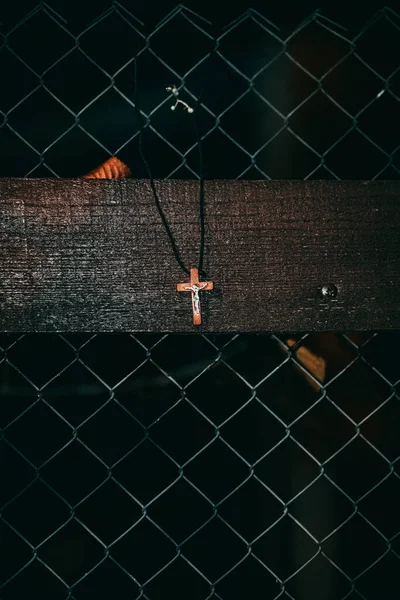 Drewniany Krzyż Wiszący Płocie Ulicy — Zdjęcie stockowe