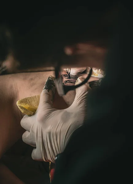 Närbild Tatueringspistol Och Processen För Att Applicera Tatueringen Persons Hud — Stockfoto