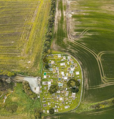 Bu fotoğraf İrlanda 'nın Drogheda ve Donore kasabaları yakınlarındaki bir mezarlığın kuş bakışı görüntüsünü sunuyor. Görüntü İHA kullanılarak çekildi..