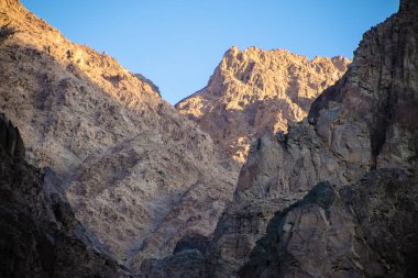  Dahab, Mısır yakınlarındaki deniz rüzgarları tarafından aşınan dağlar.
