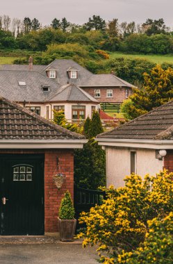  Şelale biçiminde inşa edilmiş evlerin manzarası. İrlanda