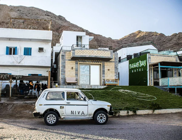 stock image a car and a caf situated at the base of the Sinai Mountains in Dahab, Egypt.