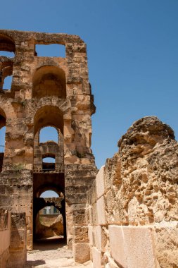 Cem, Tunus 'taki El Jem' in Roma amfitiyatrosunun manzarası