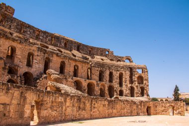 Cem, Tunus 'taki El Jem' in Roma amfitiyatrosunun manzarası