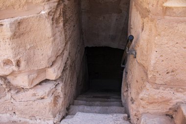 El Jem 'deki amfitiyatronun taş duvarındaki basamaklı tünel
