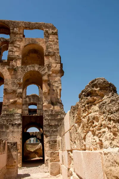 Cem, Tunus 'taki El Jem' in Roma amfitiyatrosunun manzarası