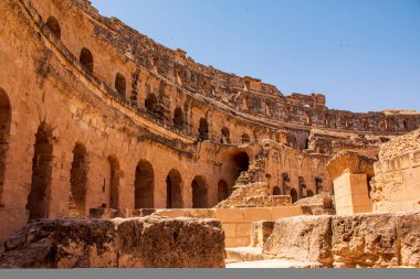 Cem, Tunus 'taki El Jem' in Roma amfitiyatrosunun manzarası