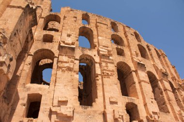 Cem, Tunus 'taki El Jem' in Roma amfitiyatrosunun manzarası