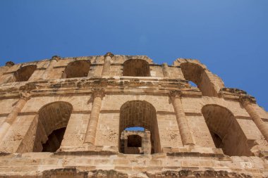 Cem, Tunus 'taki El Jem' in Roma amfitiyatrosunun manzarası