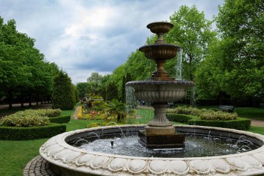 Londra - 05 07 2022: Regent 's Park' taki fıskiye ve çiçek tarhları