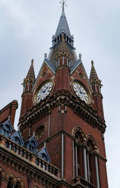 Londra - 05 07 2022: Euston Rd 'deki St. Pancras Uluslararası İstasyon Saati' nin çan kulesinin ayrıntıları.