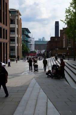 Londra - 05: 07 2022: Arka planda Vaaz Hattı ve Milenyum Köprüsü olan Peter 's Hill' in yaya bölgesinin görüntüsü