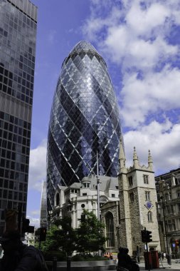 Londra - 05: 21 2022: Arka planda St Mary Ax (The Gherkin) ile St. Andrew Undershaft Kilisesi 'nden görüntü