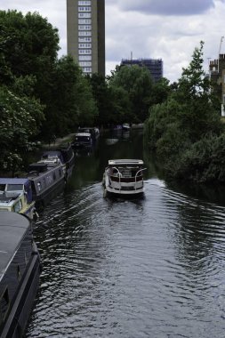 Londra - 05: 21 2022: Büyük Birlik Kanalı boyunca tekne gezisi