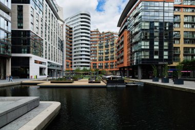 Londra - 05: 28 2022: Paddington Havzası 'ndaki Yüzen Cep Parkı