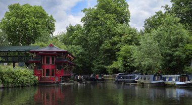 Londra - 29 05 2022: Cumberland Havzası 'ndaki Çin Pagoda' da Regent 's Canal' da yüzen evler.