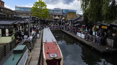 Londra - 29 05 2022: Restoran ve barlardaki Regent Kanalı boyunca Camden Lock Market 'te insanlar