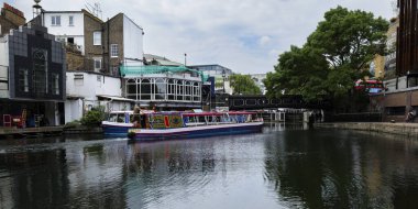 Londra - 03 06 2022: Camden Town 'daki Hawley Lock yakınlarındaki Regent Kanalı' nda yelken açan turist gemisi.