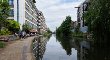 Londra - 06 03 2022: Kingsland Towpath boyunca Whitmore Köprüsü 'nden Vekil Kanalı' nın görüntüsü