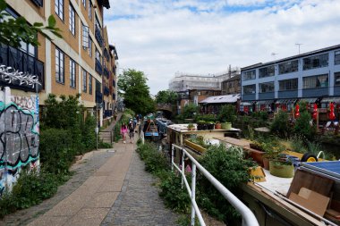 Londra - 06 03 2022 Kingsland Rd köprüsünden önce Kralın Kanalı boyunca uzanan Kingsland Towpath manzarası