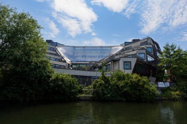 Londra - 06 04 2022: Haggerston Bulvarı yakınlarındaki Regent Kanalı 'ndan Köprü Akademisi