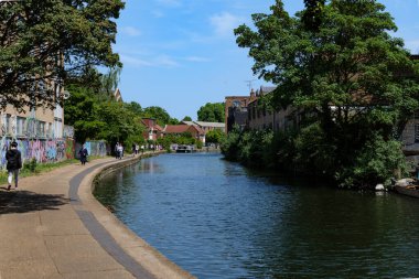 Londra - 06 04 2022: İnsanlar Northiam Caddesi yakınlarındaki Regent Kanalı 'nda geziniyor