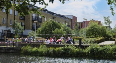 Londra - 06 04 2022: Regent Kanalı 'ndaki Stepney Canalside bahçesinde blok partisi