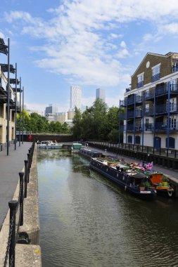 Londra - 06 04 2022: Limehouse Havzası 'ndan kesilen Limehouse manzarası
