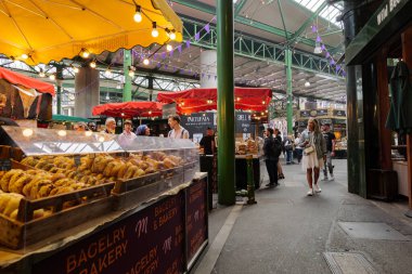 Londra - 06 10 2022: İnsanlar Borough Market 'te buluşup geziyorlar