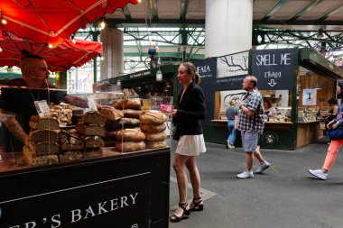 Londra - 06 10 2022: Kadın Borough Market 'ten ekmek alıyor