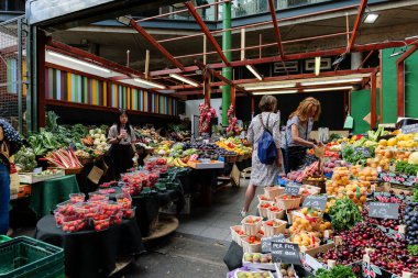 Londra - 06 10 2022: Borough Market 'te kadınların alışveriş yaptığı meyve ve sebze dükkanı
