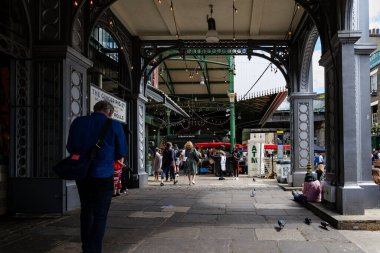 Londra - 06 10 2022: Borough Market 'te Rochester Yürüyüşü.