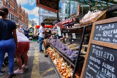Londra - 06 10 2022: Borough Market 'te lavanta çiçekleri ve Fransız ürünleri satan büfe
