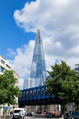 Londra - 06 10 2022: Southwark Caddesi demiryolu köprüsü ve arka planda Çömlek