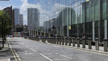 Londra - 06 10 2022: Arka planda Blackfriars Caddesi 'nde yürüyen insanlar