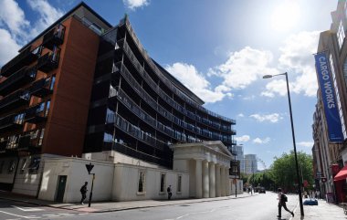 Londra - 06 10 2022: South Bank 'taki Stamford Caddesi' nin doğal Waterloo Oteli cephesi