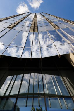 Londra - 06 10 2022: Blackfriars Yolu 'ndaki bir gökdelenin dikey perspektifi