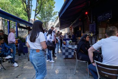 Londra - 06 10 2022: Borough Market 'te bir kafe ve yoldan geçenlerin müşterileri