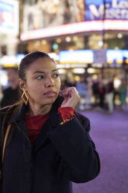 Londra - 06 11 2022: Charing Cross Bulvarı 'nda bir kıza yakın çekim