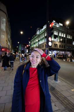 Londra - 06 11 2022: New Oxford St 'de saçını düzelten akşam kızı