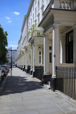Londra - 06 14 2022: Pimlico 'da tipik beyaz evler