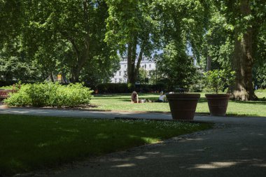 Londra - 06 14 2022: St. George Meydanı 'ndaki çimlerde yatan kızlar