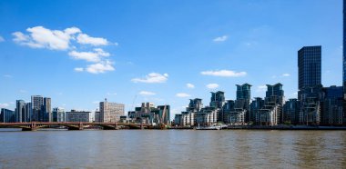 Londra - 06 14 2022: Thames nehri boyunca Lambeth 'teki Vauxhall Köprüsü manzarası