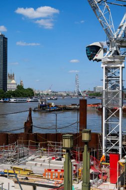 Londra - 06 14 2022: Vauxhall Köprüsü yakınlarındaki Thames Nehri boyunca yol çalışmaları