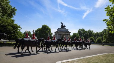 Londra - 06 15 2022: Wellington Kemeri önünde Cankurtaranlar Geçidi